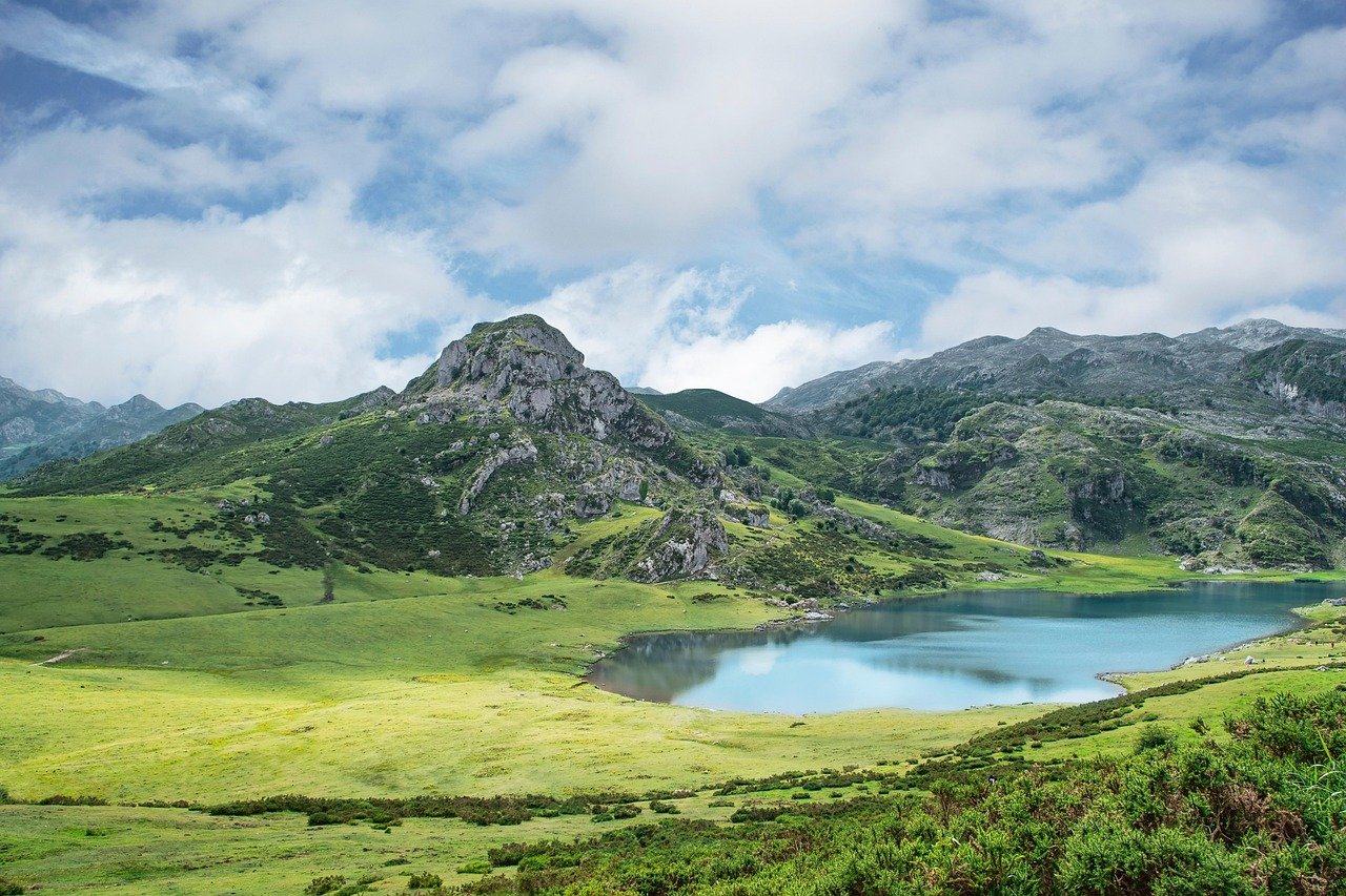 lakes of covadonga 7645425 1280